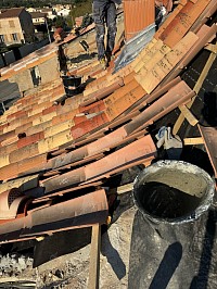Réalisation tout type de travaux de couverture d’une simple réparation et remplacement de Tuiles, installation de gouttière ou rénovation complète de toiture notre déplacement et notre Devis et estimation gratuit